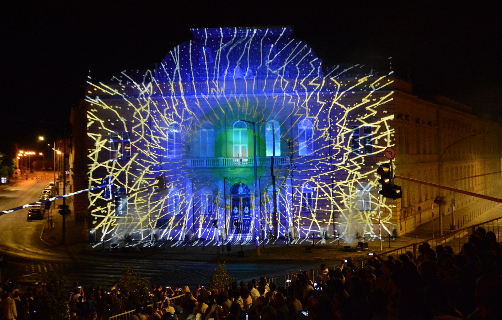 Nézze meg képeken a fényjátékot a Bíróság épületén